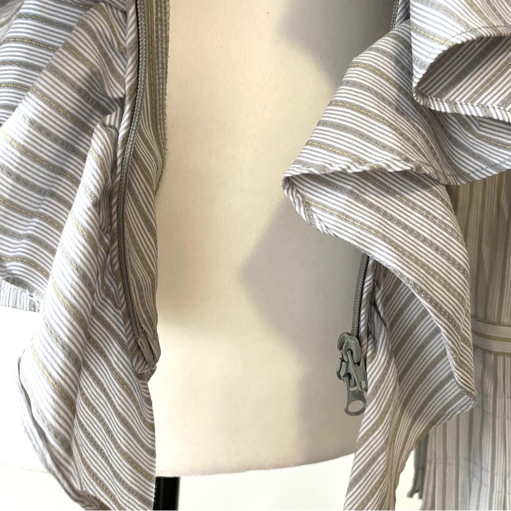 VINTAGE | Ruffle V-Neck Long Sleeve - Picture 7 of 9